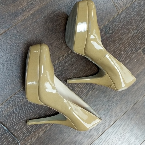 Brand new patent pumps/Tan colour - Picture 3 of 6